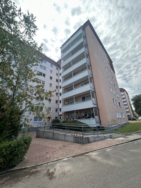 2-Zimmer-Wohnung mit Balkon sowie diversem Mobiliar kostenfrei ab September verfügbar